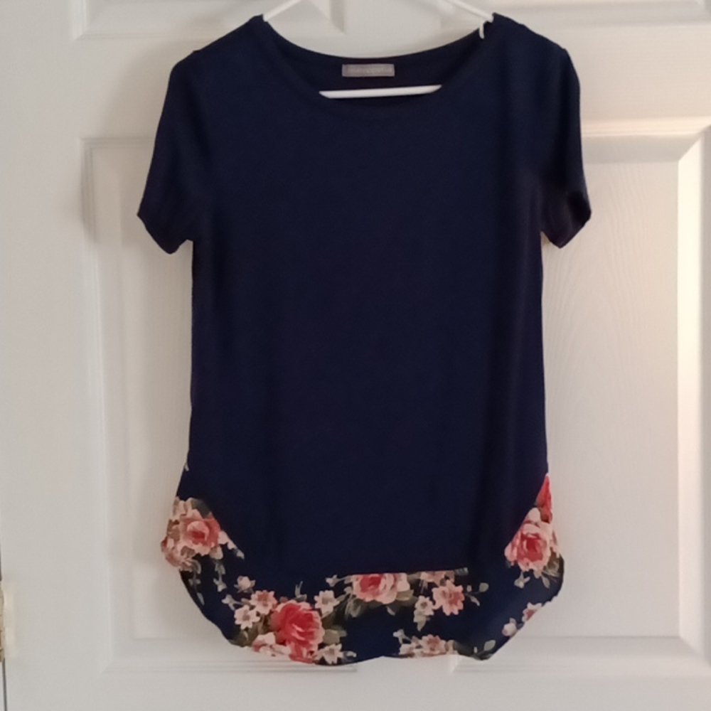Women's short sleeve navy & floral top size small